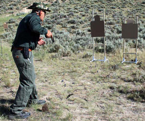 El-Presidente-002 Bringing the hands together for a solid two handed grip ans the gun heads to the target. Keep your one eye on the target and one ont the front sight as it comes up to a perfect sight picture.